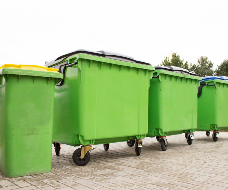 Jakie korzyści niesie zastosowanie kontenerów na śmieci w budownictwie?
